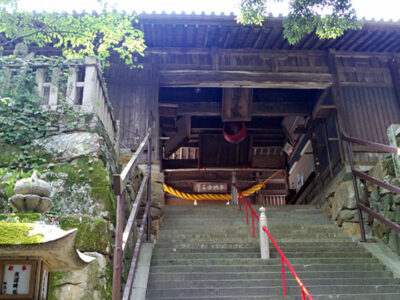 吉備津神社随神門から割拝殿を見上げる