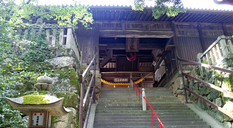 吉備津神社随神門から割拝殿を見上げる