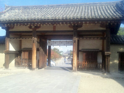 道路角度の変更（法隆寺東大門西側から夢殿を望む）